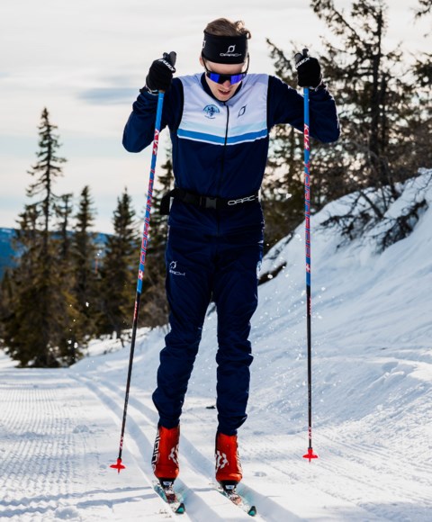 Ung mann på ski