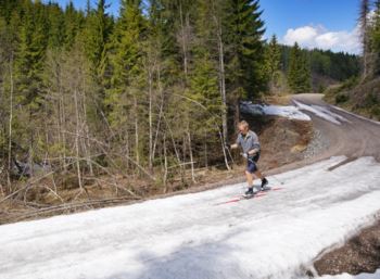Ivrige skiløpere vet å finne skiføre, og én av dem er Jørn Grøstad. Her, på Svartvannsveien 1 kilometer sør for parkeringsplassen på Skoglund, har han akkurat startet på dagens tur i Vestmarka – 20. mai! Det ble 25 kilometer i dag, og han har kommet opp i 200 mil denne sesongen.