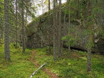 Østmarka er kjent for sine mange stup i nord/syd-retning. Dette stupet vest for Svartkulp er et av de mest stilige. Det er ganske rett og uforstyrret av skog, ca. 7 meter høyt og 75 meter langt.