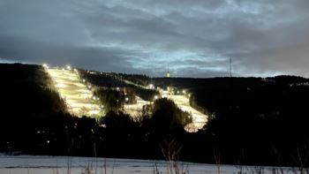Flomlysene er på, og Wyllerløypa i Sørkedalen i Oslo venter på ivrige skiløpere. Tryvannstårnet skimtes på åskammen.