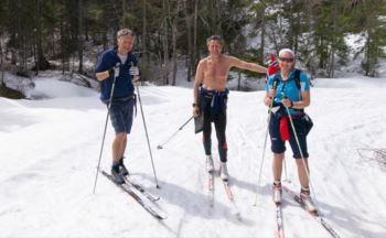 Jørn Grøstad (til venstre)  var på vei ned til Skoglund etter en fin skitur i Vestmarka, og traff Terje Golden Sæther og Janicke Paasche, som var 